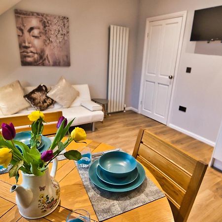 Modern & Cosy Apartment In The Heart Of The Historic Old Town Of Aberdeen, Free Wifi, Free Parking Exterior photo