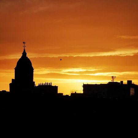 Modern & Cosy Apartment In The Heart Of The Historic Old Town Of Aberdeen, Free Wifi, Free Parking Exterior photo