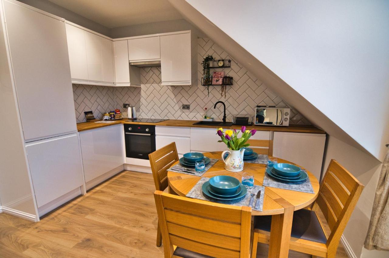 Modern & Cosy Apartment In The Heart Of The Historic Old Town Of Aberdeen, Free Wifi, Free Parking Exterior photo