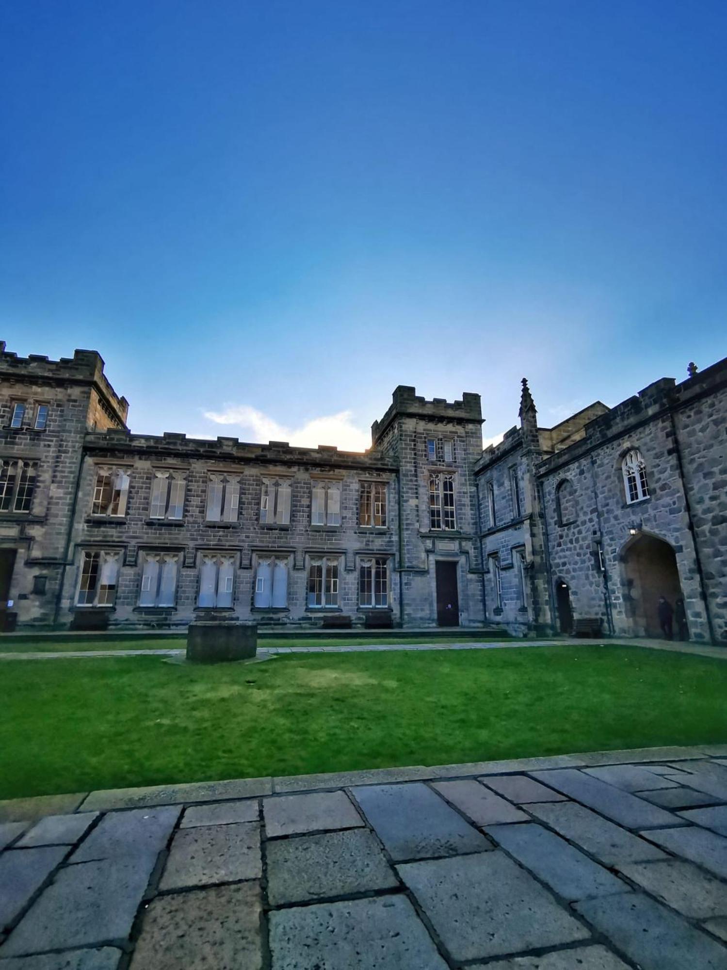 Modern & Cosy Apartment In The Heart Of The Historic Old Town Of Aberdeen, Free Wifi, Free Parking Exterior photo