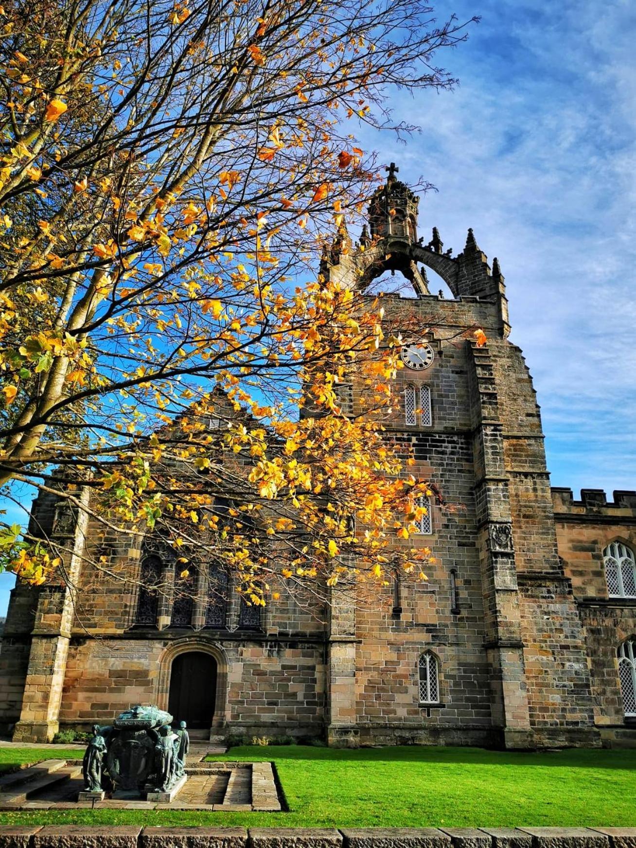 Modern & Cosy Apartment In The Heart Of The Historic Old Town Of Aberdeen, Free Wifi, Free Parking Exterior photo